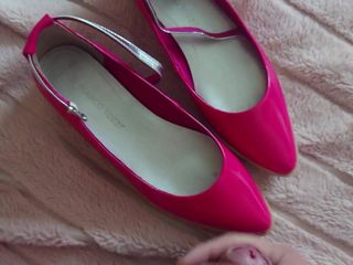 Du sperme sur des chaussures roses sexy