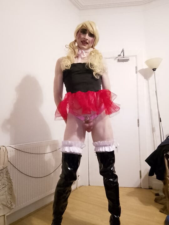 Emilyhardon, trans sissy, s’exhibe