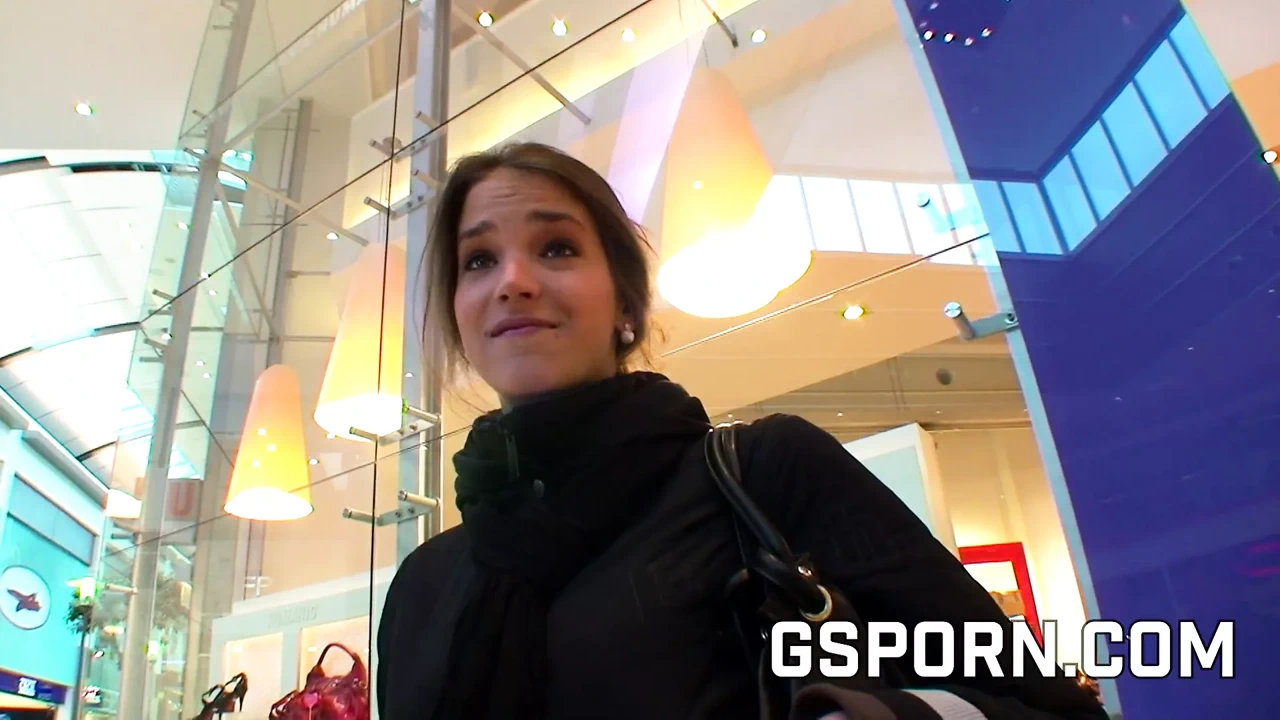 Thực có ba người trong các trung tâm mua sắm phòng tắm với nóng brunette