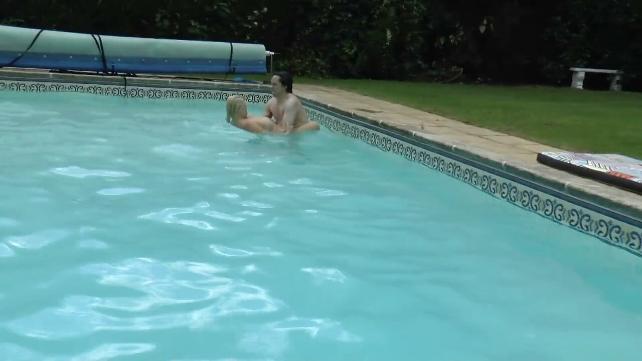 Baise avec une femme sexy à forte poitrine dans la piscine