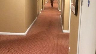 Bristolkate aus dem Hotelzimmer ausgesperrt