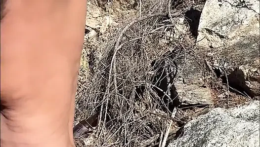 Masturbasi memek berbuluku sambil menjelajahi alam