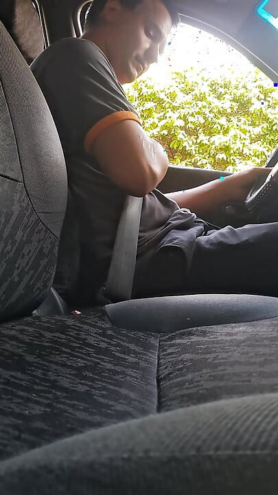 Masturbuje się pysznie na ulicy