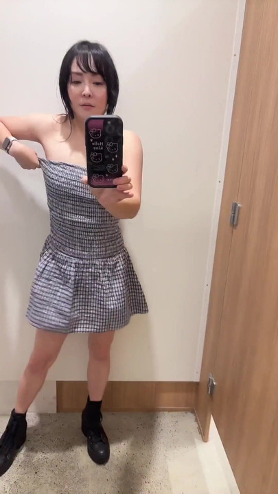 Moment de mastorbare "Misstaiwan de cumpărături se expune în vestiarul cu corp sexy"