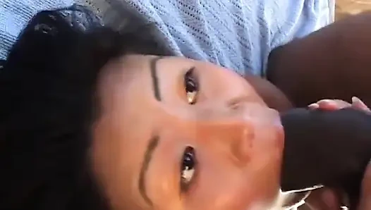 Cewek Asia dengan toket besar alami lagi asik nyepong kontol raksasa pria kulit hitam sebelum ngentot