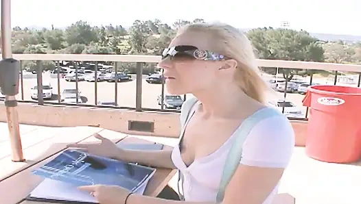 Ateşli lezbiyenler sahnesi-2 birkaç sarışın lezbiyen yeni takma yaraklarıyla sikişiyor