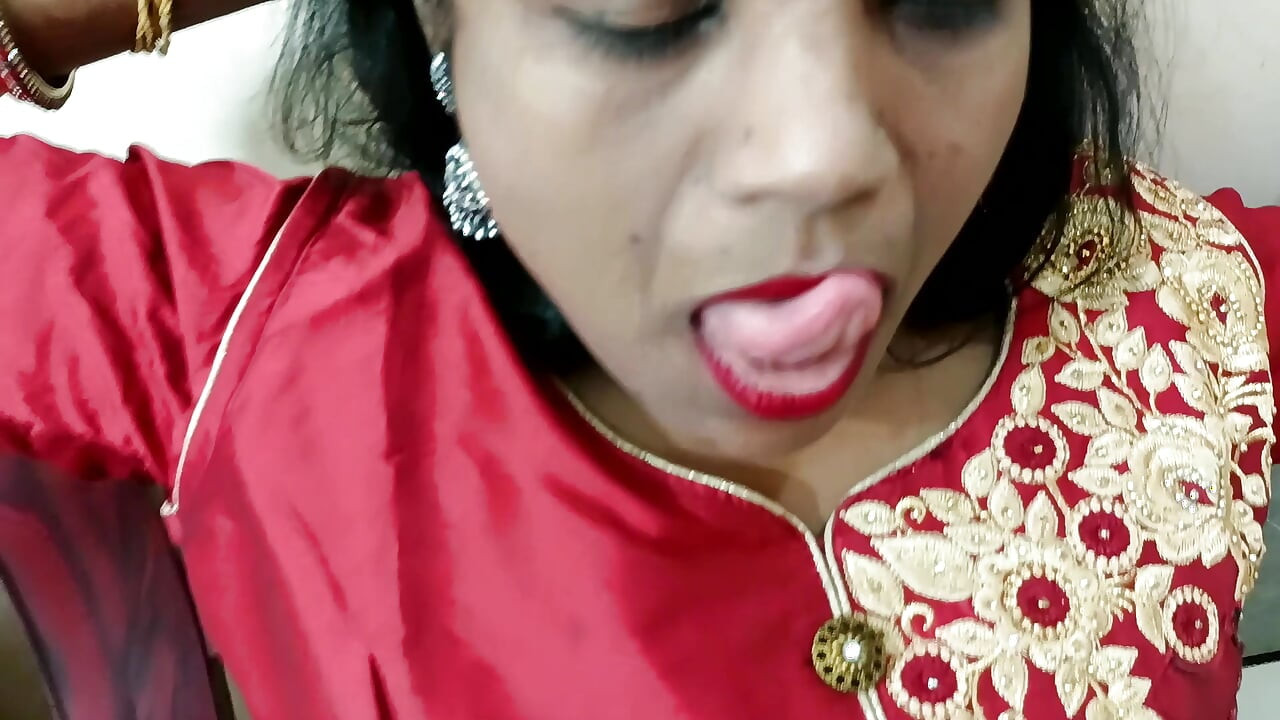 Quand la belle et sexy Bhabhi indienne a sucé la queue, son petit ami l'a baisée sauvagement et lui a défoncé sa chatte serrée