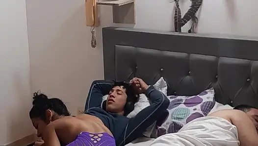 Я трахаю друга моего бойфренда и прошу его проникнуть в меня