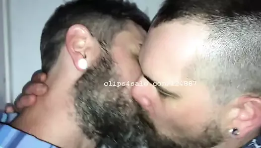 Adam et Richard s&#39;embrassent