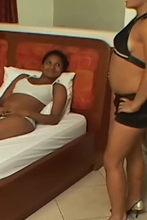 Footsmother - lésbica dominação na cama - filme completo