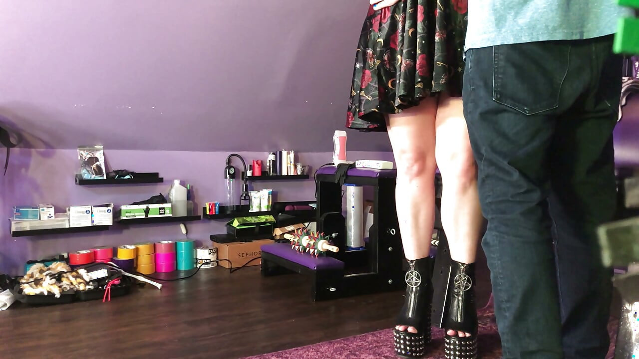 Si cewek domme scarlett rayne lagi asik muasin memeknya pakai lilin kaki jake