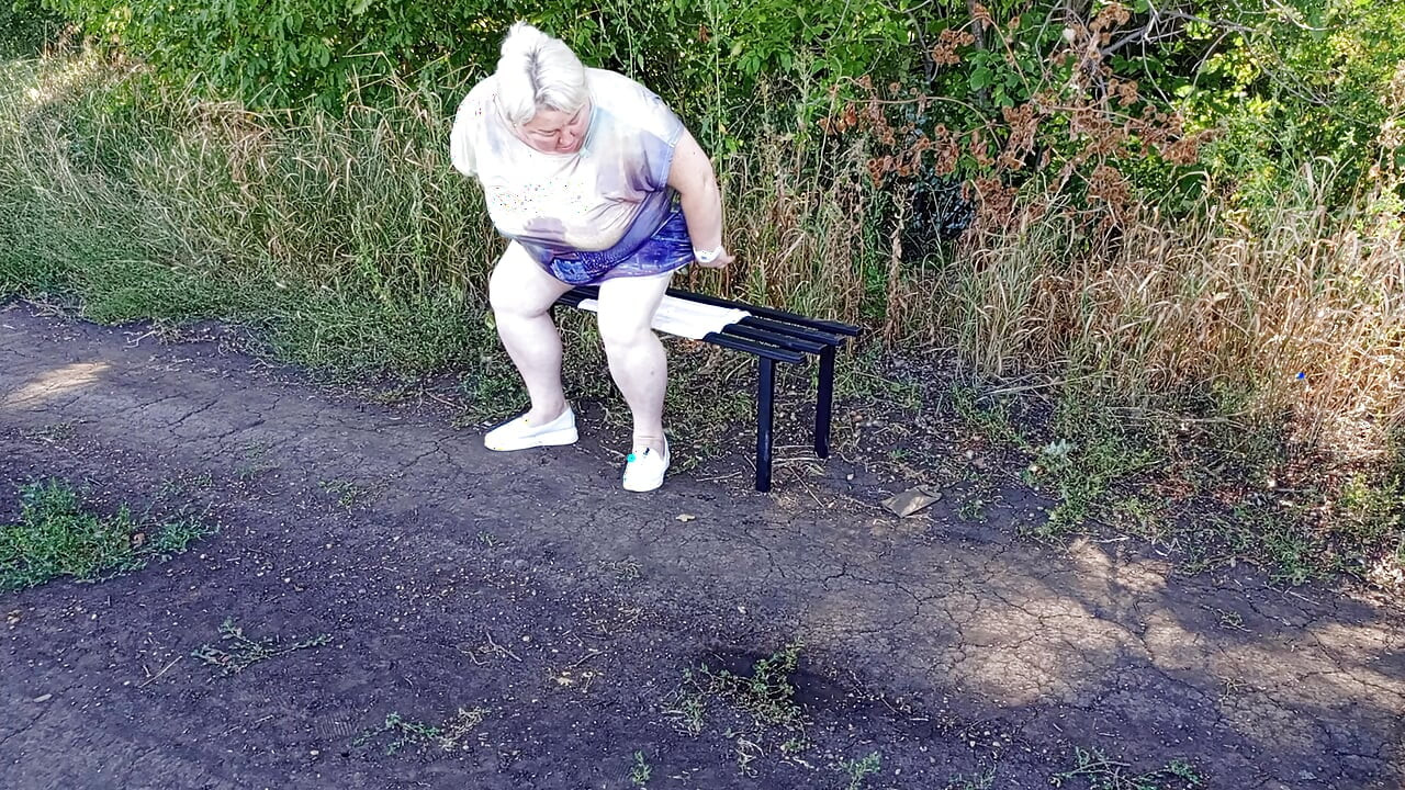 Susjeda u parku se svlači i masturbira do orgazma na klupi