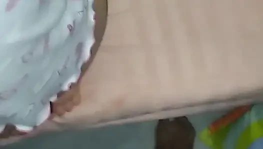 Penis aç üvey anne yatağa girer ve üvey oğlunun penisini ıslak vajinasına derinlemesine yiyor