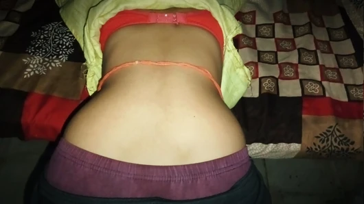 Kakak ipar berpakaian dengan penis panjang
