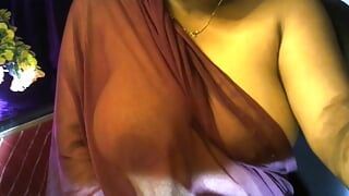 Solo girl open boobs press buceta dedilhado