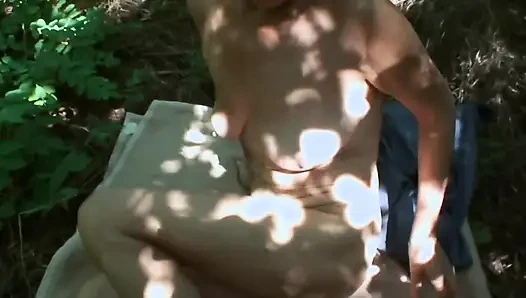 Doğal memeli seksi yarak aç nine ateşli sıkı ıslak amına güzel bir sert yarak alıyor