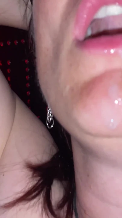 Lenyűgöző pillanat a "Feleség szopása és baszása mezítláb a gloryhole-ban férjjel és idegenekkel"