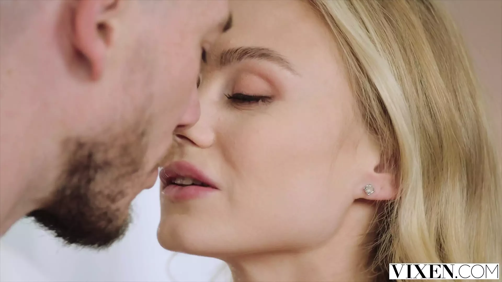 Η μπαλαρίνα VIXEN Nancy λαμβάνει ειδική θεραπεία από θεραπευτή