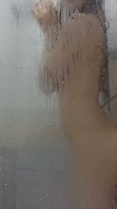 He fucks her in the shower, delicious sex with an 18-year-old woman while she bathes | Clip 2