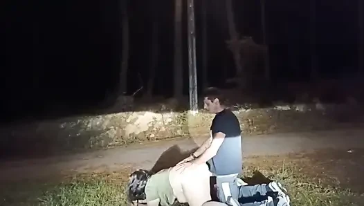 Sex im Freien mit einem Reifen