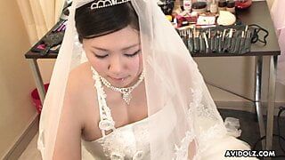 Brunette Emi Koizumi geneukt op trouwjurk ongecensureerd.