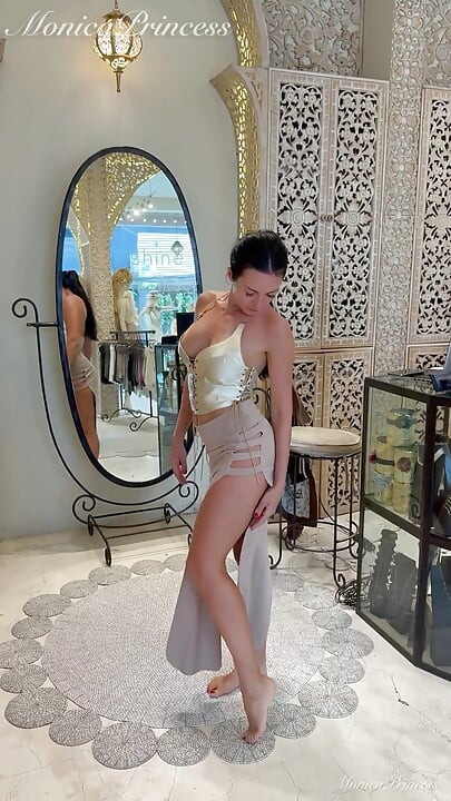 性感的巴厘岛服装在精品店尝试