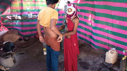 Indische shemale - Toen Pooja water dronk nadat hij naar de arme kookplek was gaan, betrapte hij haar te pakken en neukte haar kont.