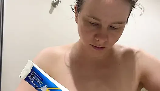 Diş teli genç diş fırçalıyor