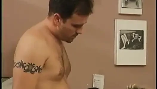 Cowok ini jilat korset c-cup memek cewek rambut pirang sementara pria kedua nyepong kontolnya
