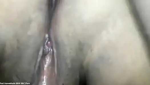 Hintli iri güzel kadın derin domaltarak anal sikişerek inleyerek orgazm oluyor