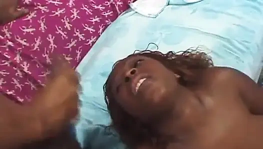 Sexy schwarze mollig mit dicken möpsen auf dem großen schwarzen schwanz ... sperma im gesicht