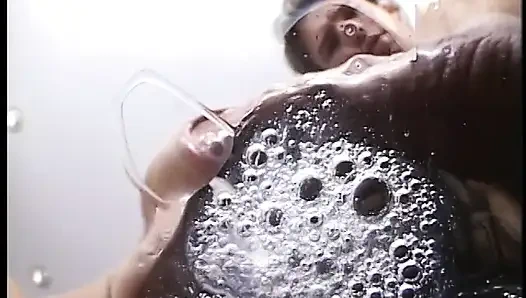 Büyük memeli koyu saçlı sürtük amını iyice sıkıştırdıktan sonra döl yarak kuyruğu içiyor