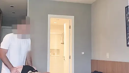Kocam dışarıda ızgara yaparken, emiyor ve odada arkadaşı tarafından sikiliyor