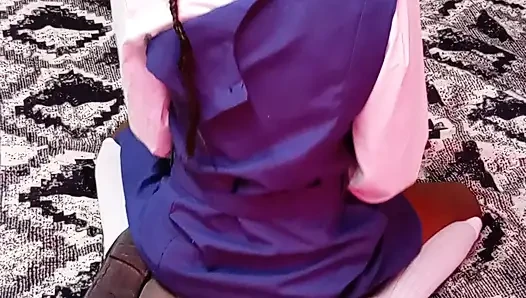 18-летняя шлюшка из колледжа с заплетенными волосами интимно скачет на подушке