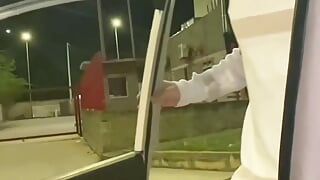 Cruising hetero desconocido recoge en la carretera a hermoso joven estudiante universitario follan en el carro a pelo y le chupa el pene