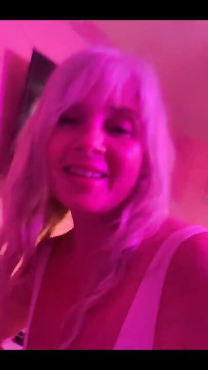 قام التوائم المتنافسون بالتصوير خلف الكواليس بإعداد المشهد 1 ، إنه على وشك البدء.