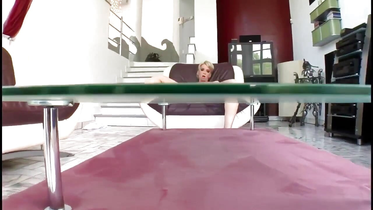 Trojka s blonďatou děvkou s malými kozami dostane všechny její díry naplněné v POV