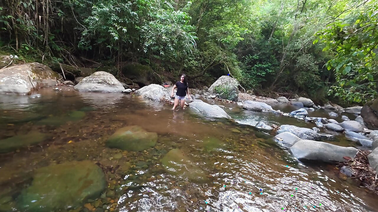 PRIMERA PARTE follando en el río .. SEXO EN PÚBLICO una locura se deja llenar la cara de semen