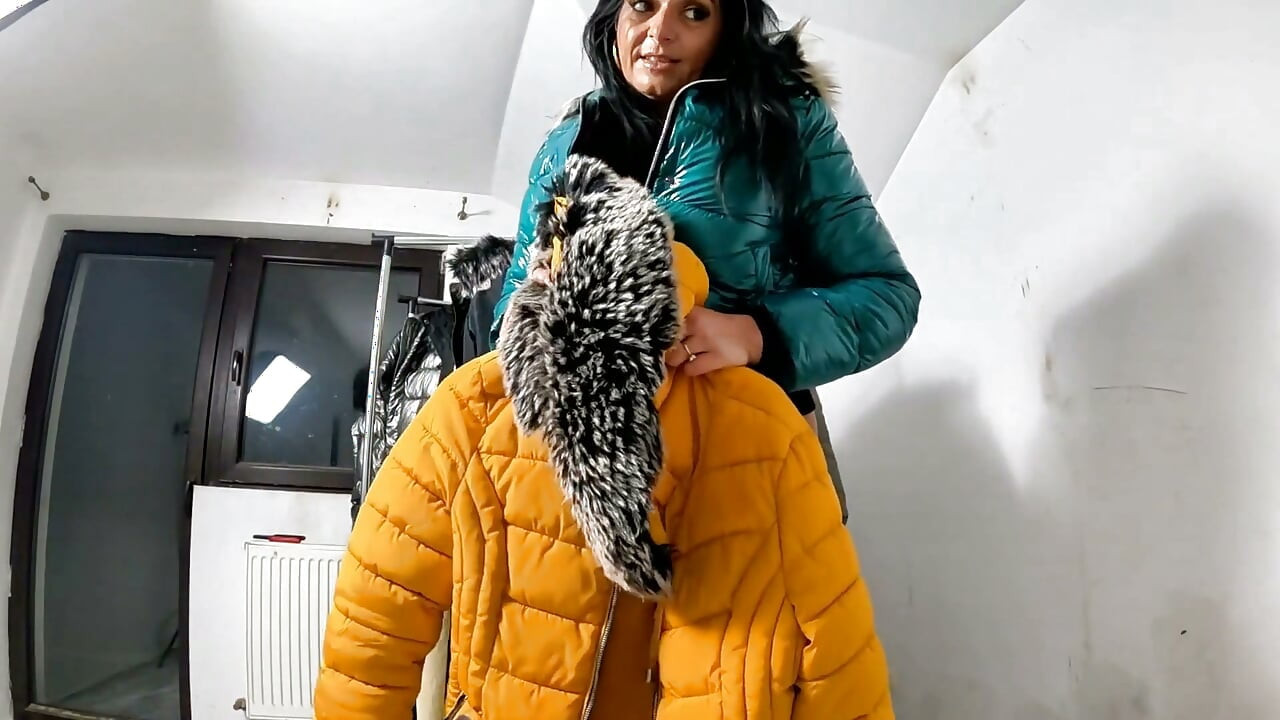 Блестящий фетишный соблазн в пуховике