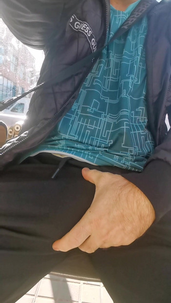 ÖMLESZTVE A BUSZMEGÁLLÓBAN