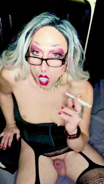 Mestra Marilyn está aqui para seduzi-lo e seu fetiche por fumar.