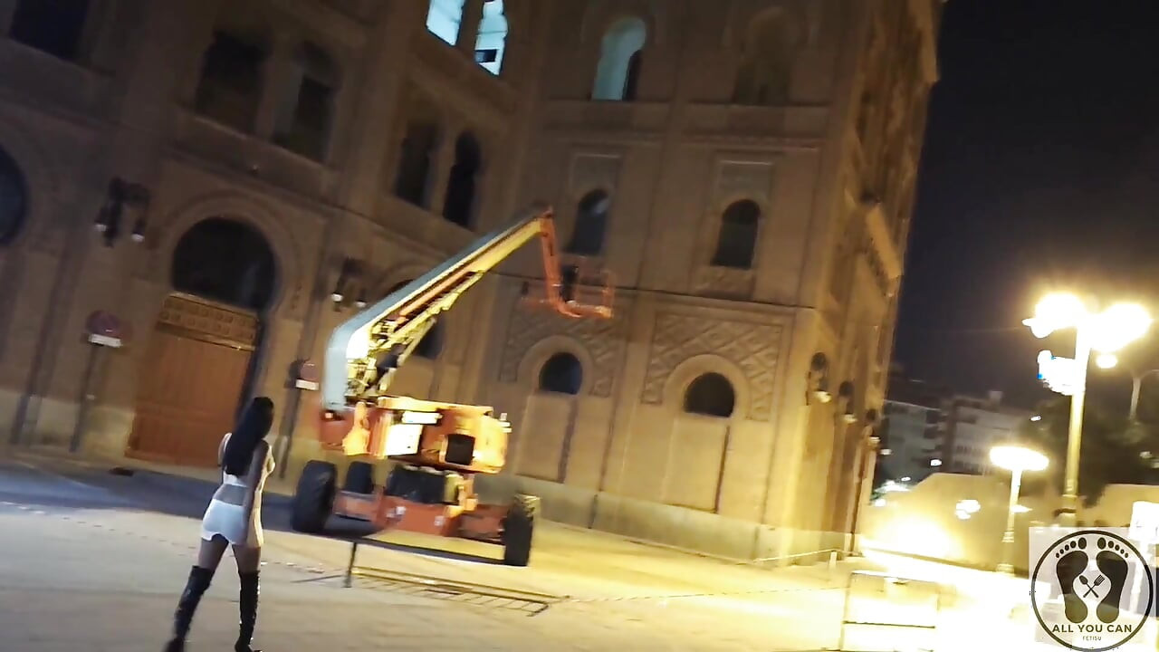 Szalona latynoska suka na zewnątrz publiczny nagi ekshibicjonizm