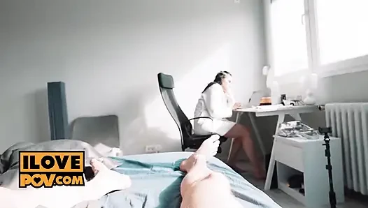 Ciuman kontol dan kaki cewek nakal ini dientot habis-habisan - pov