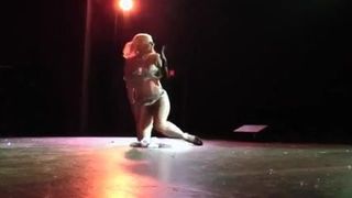 Burlesque Varieté-Tanz von Yankee-amerikanischer Blondine