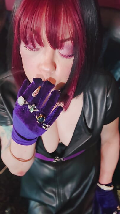 가죽과 장갑을 끼고 코르크 담배를 피우는 티나 스누아의 여왕