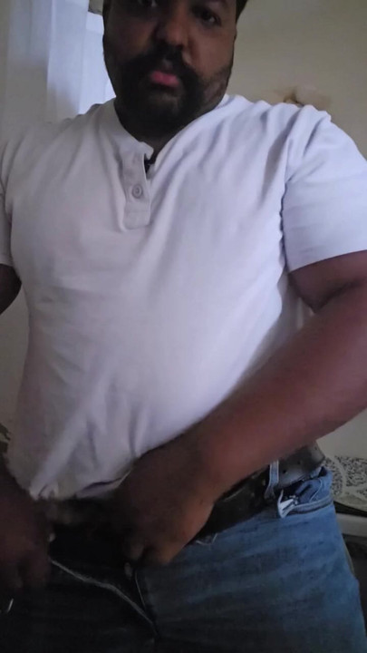 需要开始在我的视频中舔舐，所以我不必把坚硬的鸡巴塞进裤子