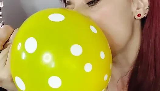 Shyfxx menggosok dan melumuri balon dengan pantatnya!
