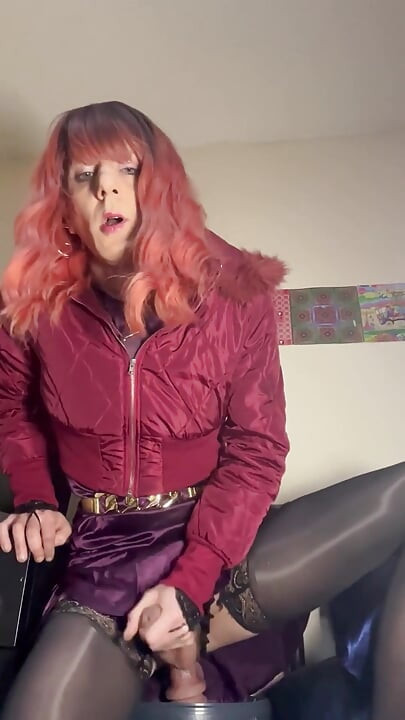 Jess Silk скачет на дилдо