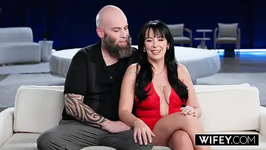 Evli kadın ateşli orta yaşlı seksi kadın keke lou kocası izlerken büyük zenci yarağını yutuyor
