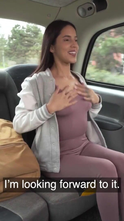 Klíčový okamžik od "Fake Taxi - Ohromující brunetka s ULTRA FIT tělem šuká do slevy"